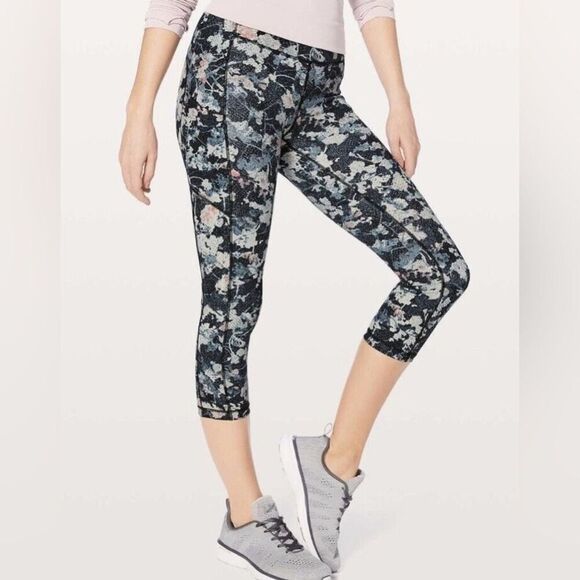 Lululemon Wunder under high altitude spring bloom 21” short leggings, size 4 - Picture 1 of 14